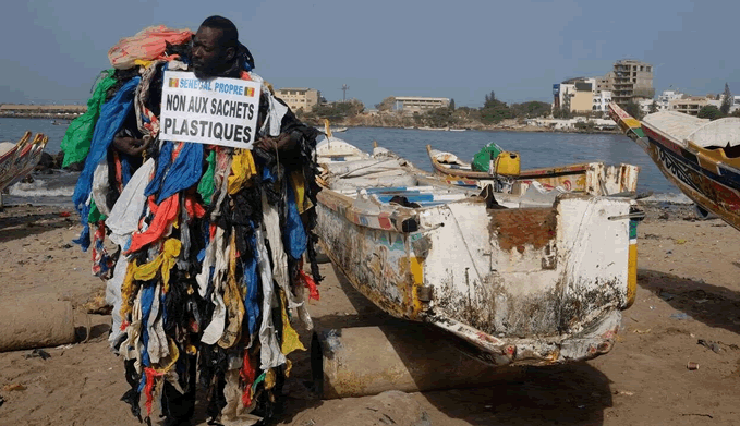 « Plastic Man », le super-héros qui combat la pollution au Sénégal
