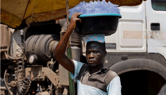 L’histoire méconnue des sachets d’eau pratiquement omniprés