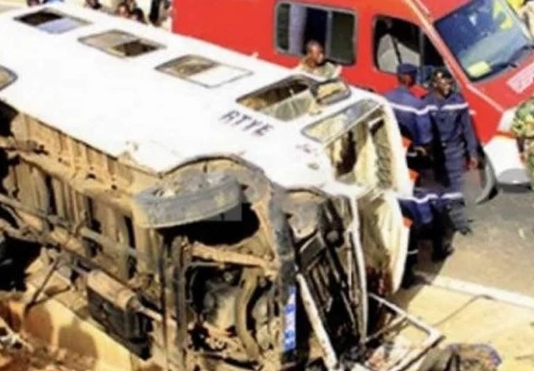 Axe Thiès-Khombole : Un Ndiaga Ndiaye se renverse, plusieurs blessés.