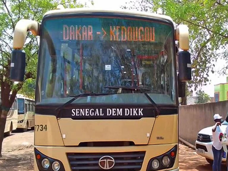 Kédougou : Un bus Sénégal Dem Dikk, transportant plusieurs passagers, prend feu (photos)